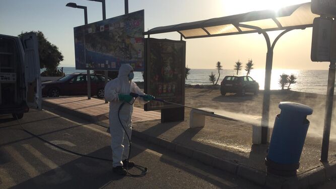Desinfección de las marquesinas de autobús hace unos días en Mojácar Playa.