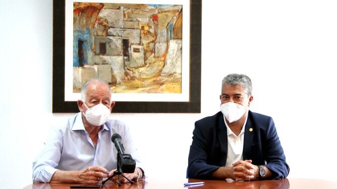 El alcalde de Roquetas, Gabriel Amat, y el rector de la UAL, Carmelo Rodríguez.