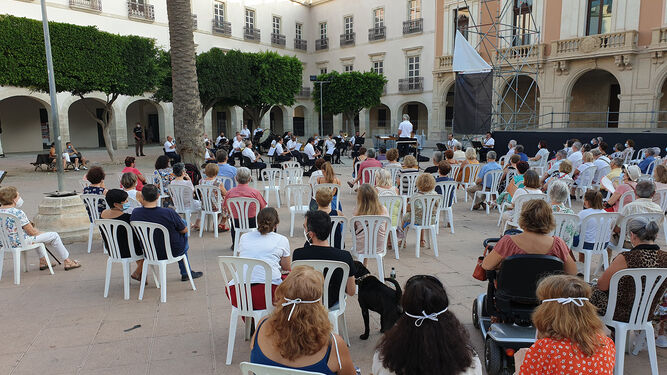 La Banda Municipal durante un concierto en la Plaza Vieja.