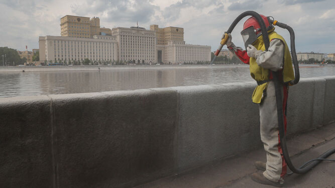 Un trabajador municipal limpia las calles de Moscú durante la pandemia.