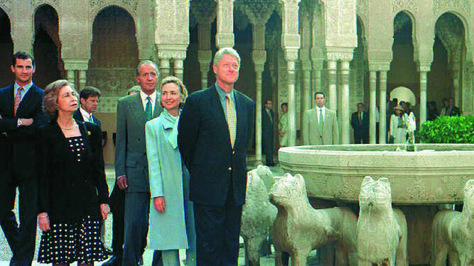 El Rey Juan Carlos, con el entonces presidente Clinton, en sus mejores tiempos.  Con su familia en la Alhambra en la famosa visita del 9 de julio de 1997.