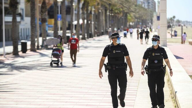 Agentes de la Policía Local en el Paseo Marítimo de Almería