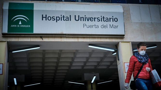 Acceso al Hospital Puerta del Mar de Cádiz.