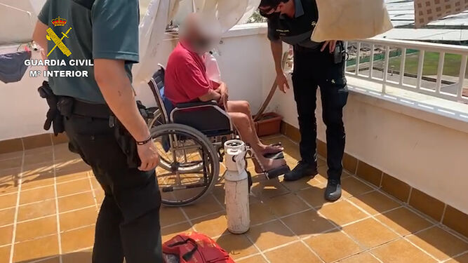 La Guardia Civil rescata a una persona con movilidad reducida y a su cuidadora del incendio de su casa