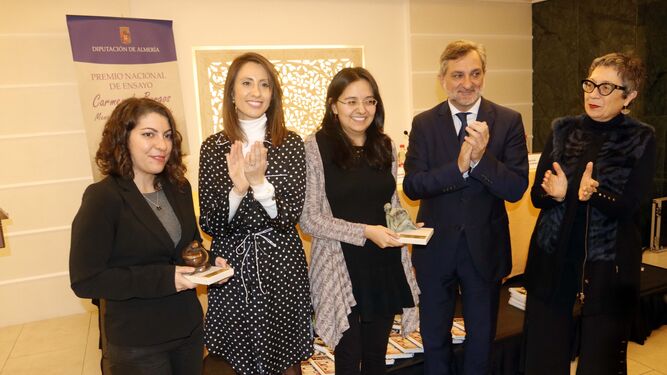 La ganadora de la edición del pasado año con la diputada Carmen Belén López y el vicepresidente Ángel Escobar.