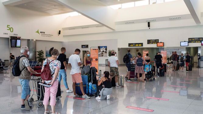 Viajeros hacen cola para facturar en el aeropuerto de Mahón, en Menorca.