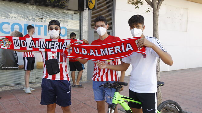 Fotogaler&iacute;a de la afici&oacute;n del Almer&iacute;a antes del partido ante el Girona