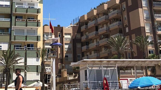 Un vertido provoca la bandera roja en la playa de San Miguel.