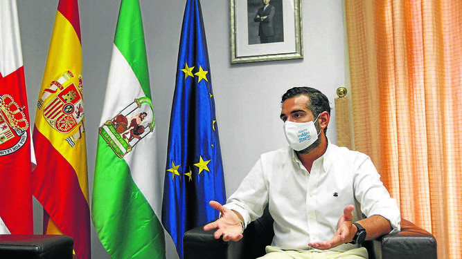 El alcalde de Almería, Ramón Fernández-Pacheco, durante la entrevista con Diario de Almería en su despacho de Alcaldía