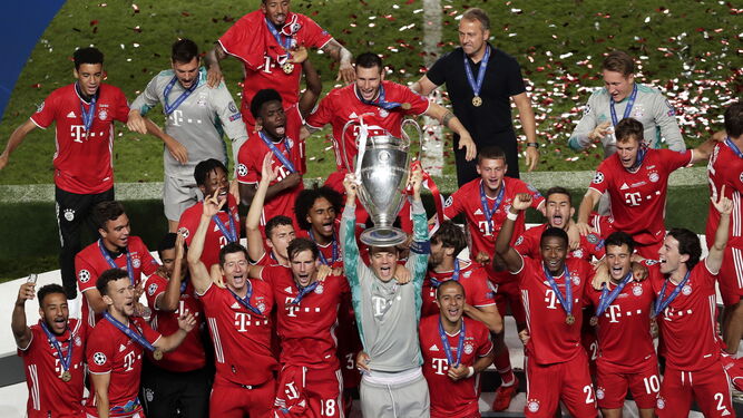 Los jugadores del Bayern alzan el trofeo.