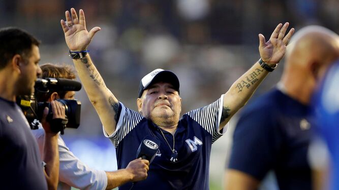 Maradona, festejando un triunfo de su equipo, Gimnasia y Esgrima de la Plata.