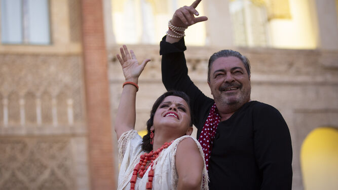 María Moreno y Antonio Canales en el 'flahsmob' inaugural.