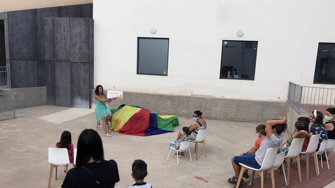 Los más pequeños aprenden narrativa oral en la Biblioteca Central José María Artero.