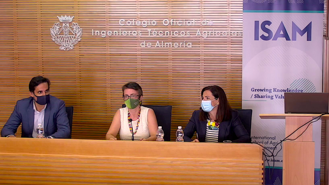 En el centro, la presidenta de COITAAL, María Teresa García, acompañada por Luis Flores y Silvia García de ISAM.