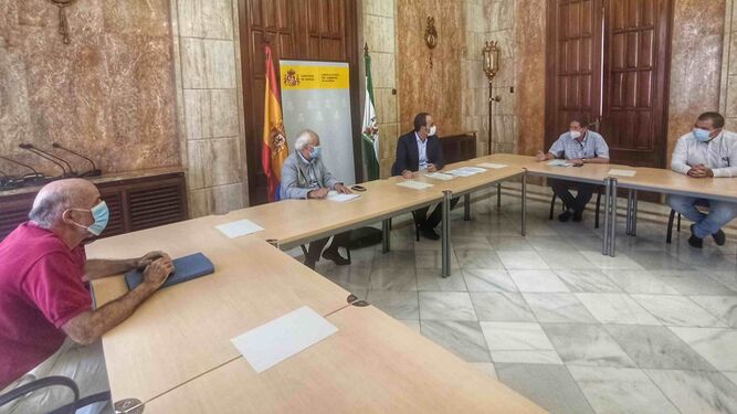 Manuel de la Fuente y el alcalde de Carboneras reunidos esta mañana en Subdelegación.
