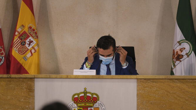 El alcalde se coloca la mascarilla tras beber agua en el Pleno