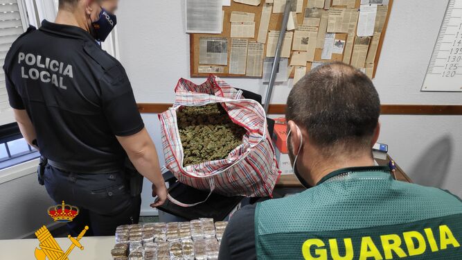 Cuatro detenidos tras desmantelar la Guardia Civil un punto de distribución y envasado de drogas en Vícar