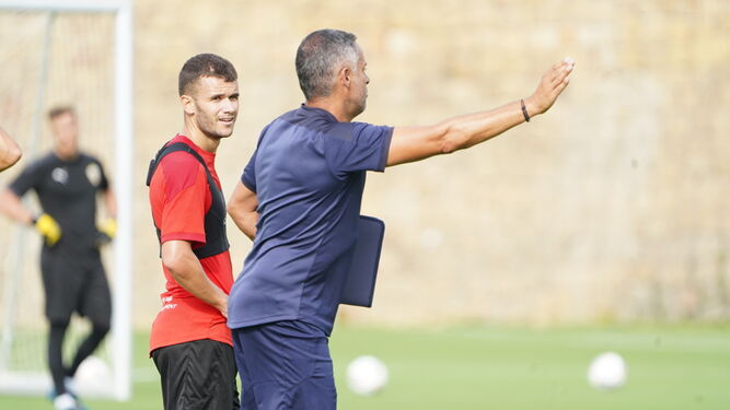 José Gomes le da instrucciones a Aketxe en un entrenamiento