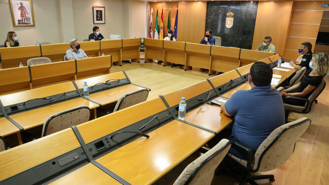 Reunión de coordinación sobre la 'okupación' ilegal de viviendas en El Ejido.