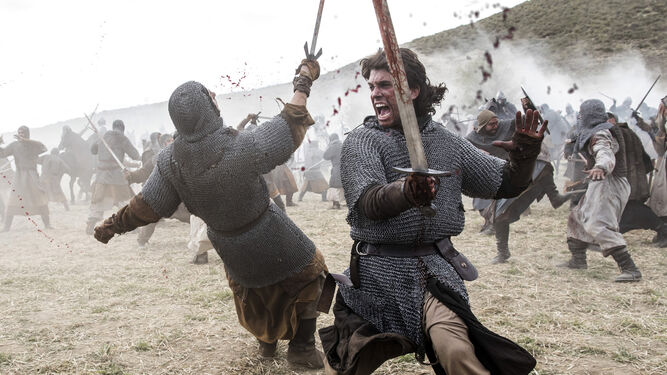 Jaime Lorente, en el papel de  El Cid en una escena de batalla