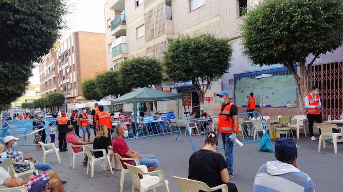 Personas esperando para hacerse el test serológico voluntario en El Ejido.