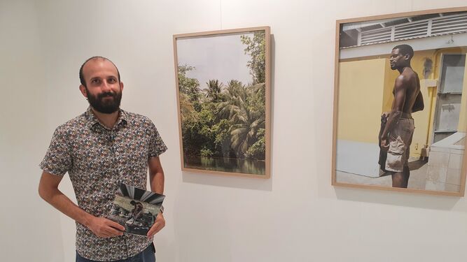 Pablo Vara junto a las obras que expone en la Galería Alfareros de la Diputación.