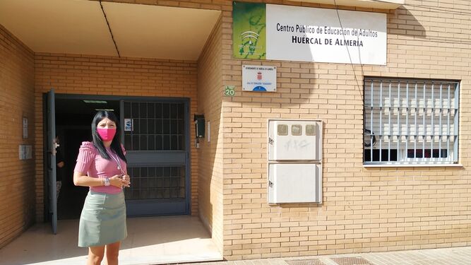 La concejala de Educación, Almudena Serrano, en la Escuela de Adultos de Huércal de Almería