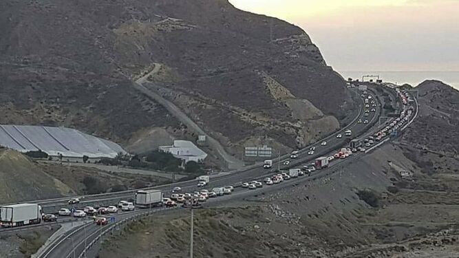 Grandes retenciones en la A7 por un accidente en el túnel de Aguadulce sentido Almería