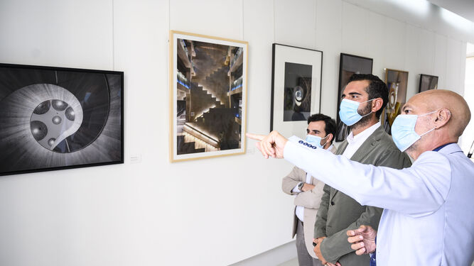 Ramón Fernández-Pacheco con Francisco Ortega viendo la exposición.