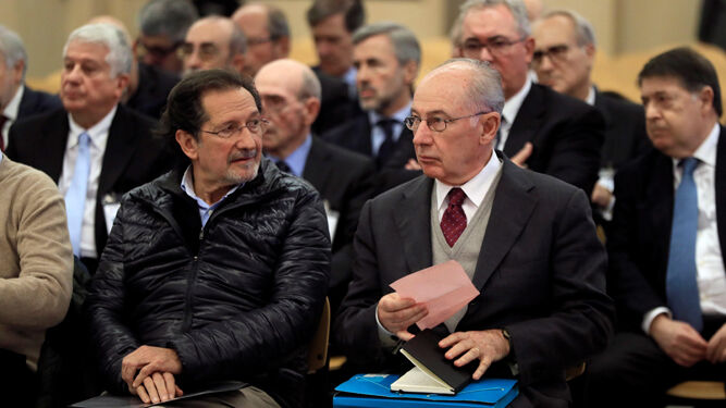 El expresidente de Bankia Rodrigo Rato y el exconsejero de Caja Madrid José Antonio Moral Santín, durante la primera sesión del juicio por la salida a Bolsa de la entidad.