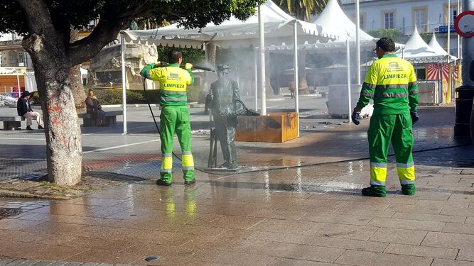Labores de limpieza en la Plaza del Rey tras los actos de Carnaval de este año.