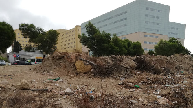 Basura acumulada alrededor del Hospital Torrec&aacute;rdenas