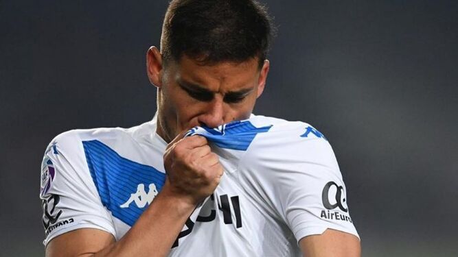 Robertone se besa el escudo de Vélez, su club formativo
