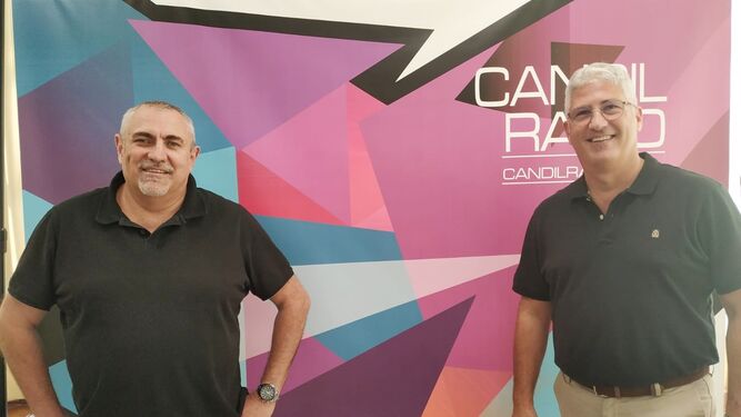 El alcalde, Ismael Torres, junto al director de Candil Radio, Juancho González
