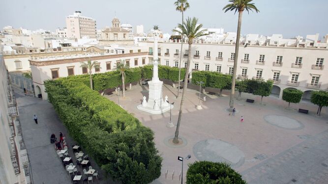 Vista general de la Plaza Vieja, con el arbolado y el cenotafio