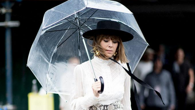 Combina tu 'outfit' con un paraguas transparente para disfrutar de la lluvia.