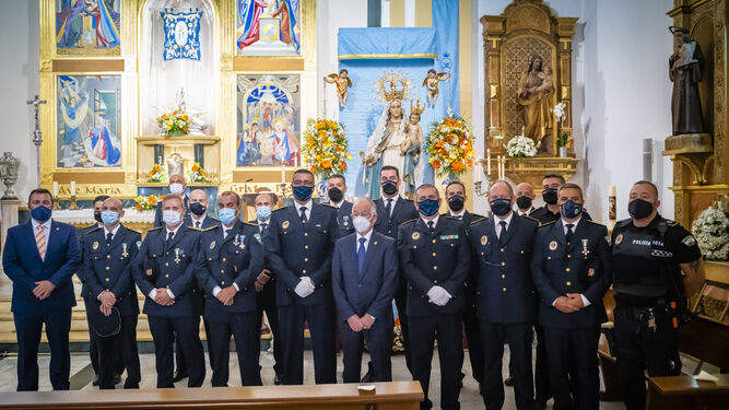 El alcalde junto a los agentes en la Eucaristía en honor a los patronos.