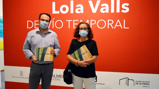 La artista Lola Valls acompañada de Juan  Manuel Martín Robles.