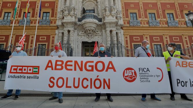Protesta de los sindicatos ante la sede de la presidencia de la Junta de Andalucía, ayer.