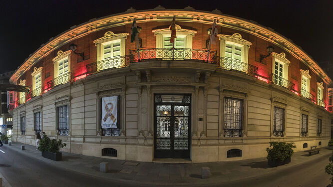El Palacio Provincial se ilumina con los colores de la bandera de España.