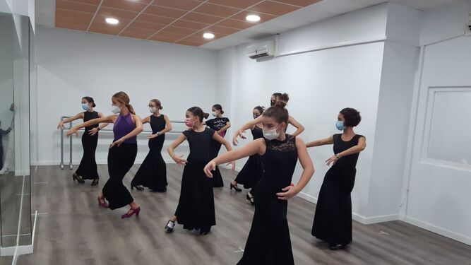 La escuela de danza imparte enseñanzas regladas y también otras disciplinas como el 'ballet fit'