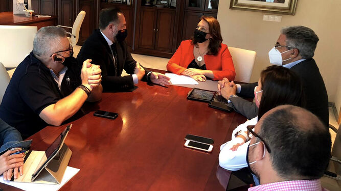 Carmen Crespo se reunió con el alcalde de Macael junto a otras autoridades.