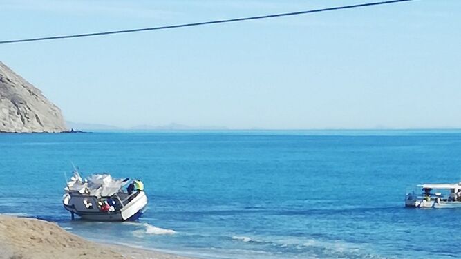 Encalla un barco en la playa de El Algarrobico