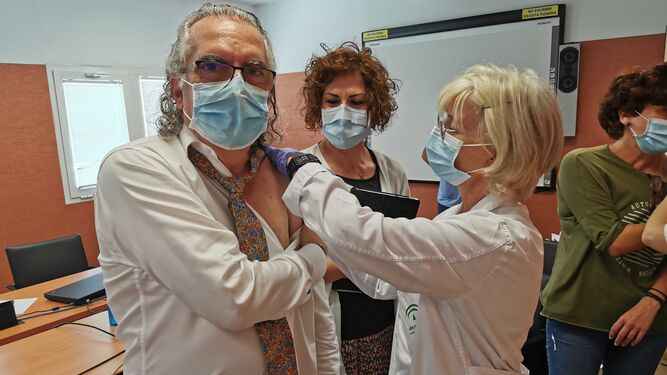 Manuel Vida, director-gerente de Torrecárdenas, recibe la vacuna.