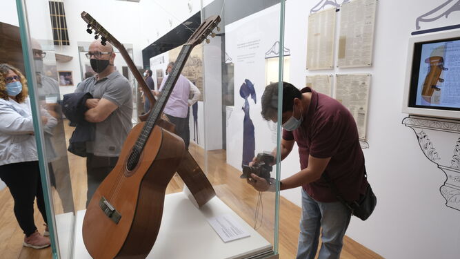 La exposición reúne guitarras que son auténticas reliquias.