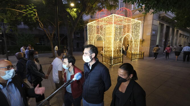 El alcalde y la gerente de Almería Centro en la inauguración de esta caja de regalos iluminada