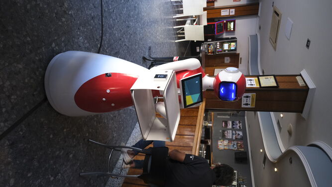Fotogaler&iacute;a de Herbelita, la robot camarera de El Alqui&aacute;n.