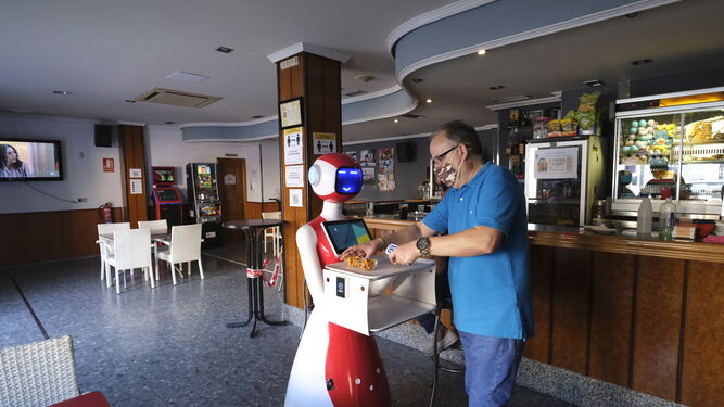 Fotogaler&iacute;a de Herbelita, la robot camarera de El Alqui&aacute;n.