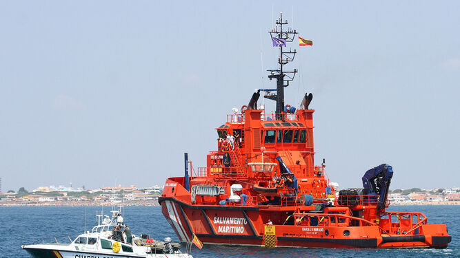 Salvamento Marítimo rescata a 16 argelinos a bordo de una patera en el mar de Alborán.