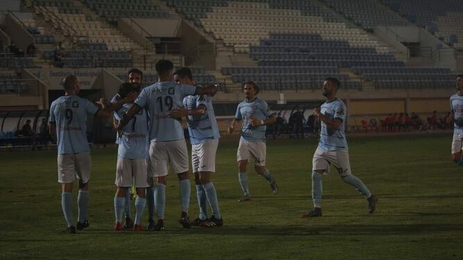 Jugadores del CD El Ejido celebrando un gol durante un amistoso.